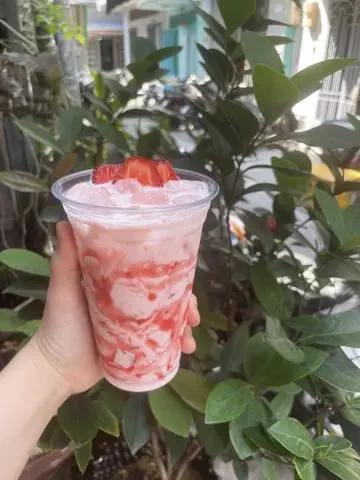 Hình ảnh Sữa chua dâu lắc