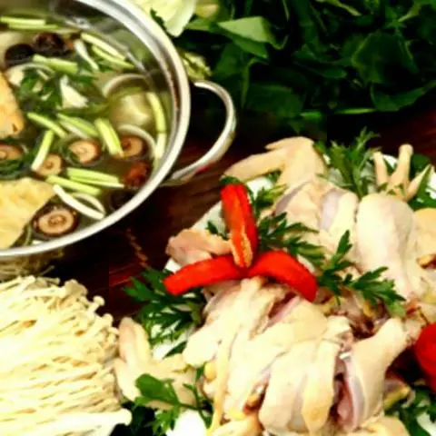 Hình ảnh Lẩu gà tre nấu nấm 