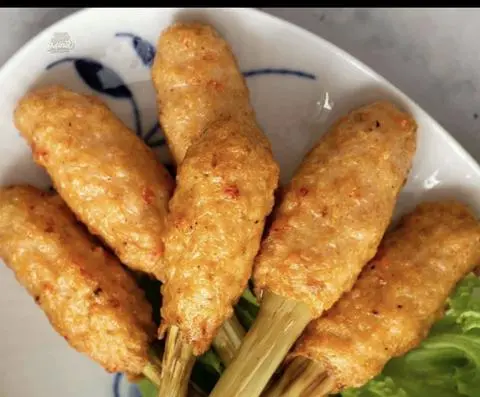 Hình ảnh Chạo cá quấn sả thêm