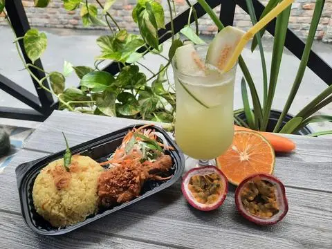Hình ảnh Combo: Cơm gà chiên - Nước ép - Cơm Thêm