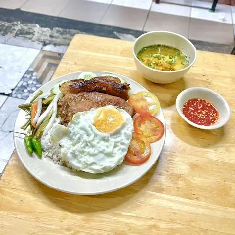 Hình ảnh Cơm Sườn Trứng Ốp La