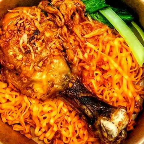 Hình ảnh Mì trộn đùi gà mắm tỏi