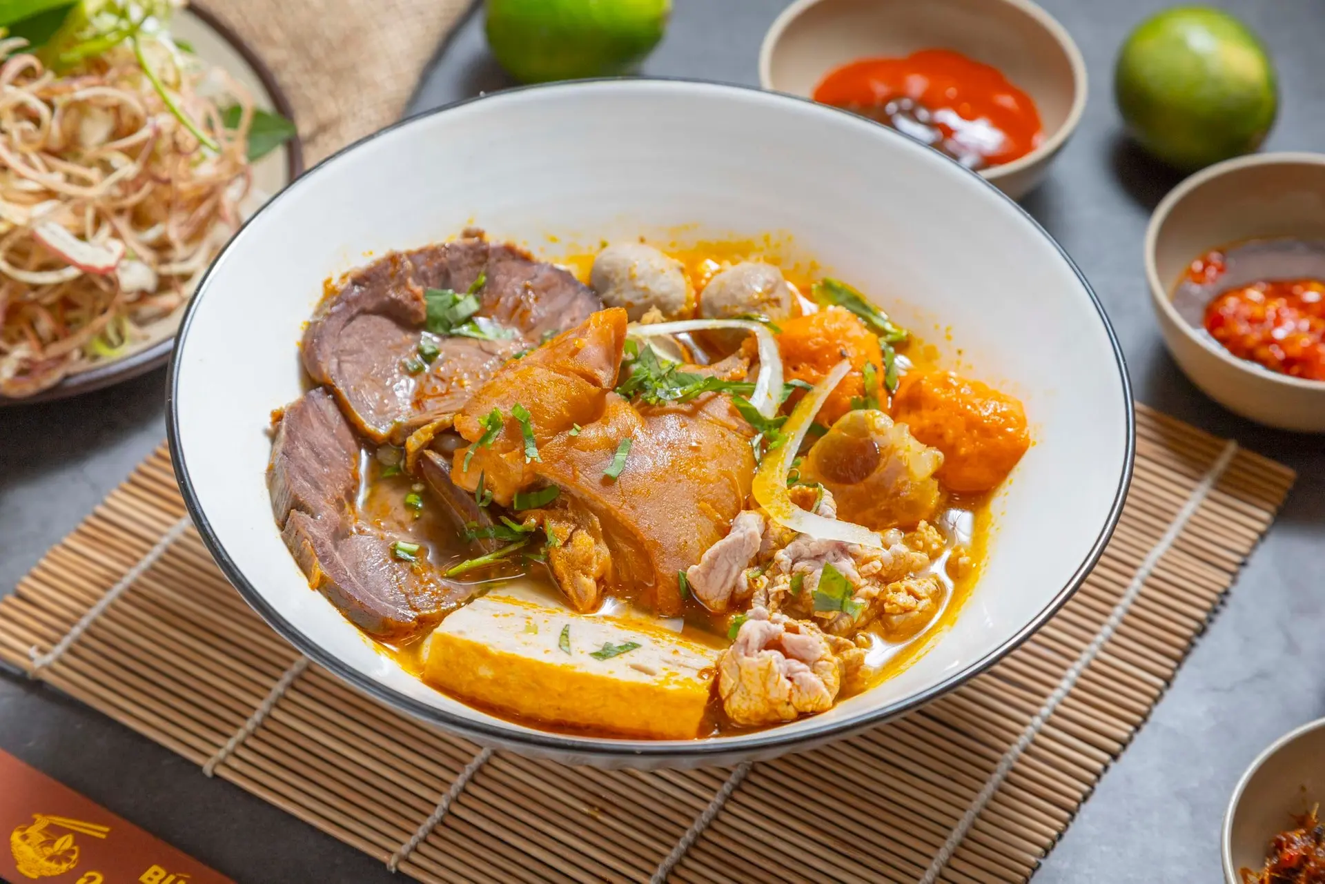 Hình ảnh Bún bò huế đặc biệt