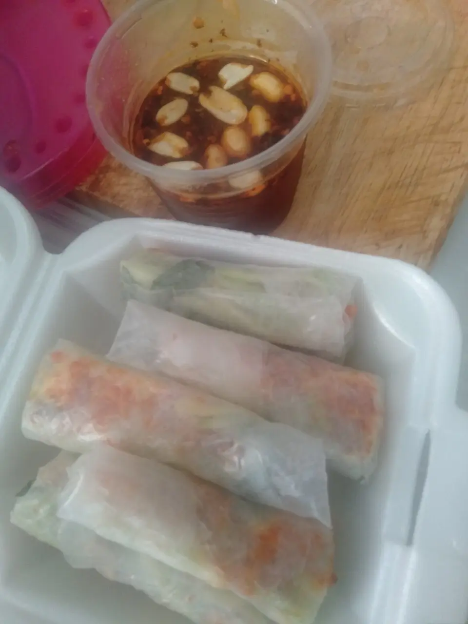 Hình ảnh bánh tráng cuốn chấm sốt me