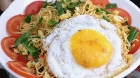 Hình ảnh mì Xào Bò trứng tặng ly trà tắc