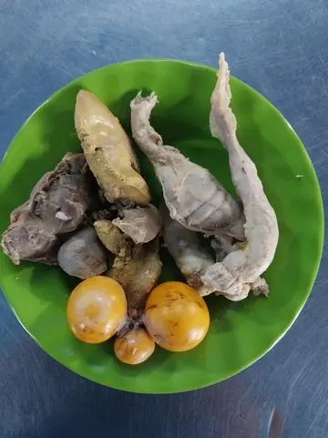 Hình ảnh 1 bộ lòng (để nguyên hay trộn gỏi tùy khách chọn) 