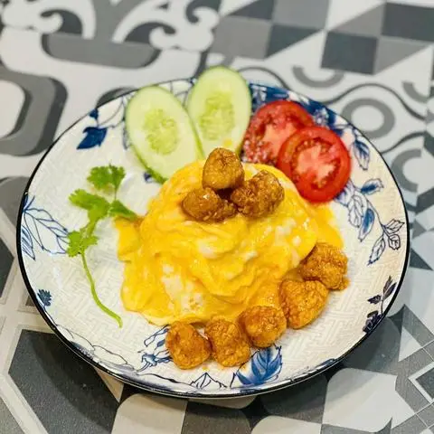 Hình ảnh Cơm phủ trứng Gà rán sốt.