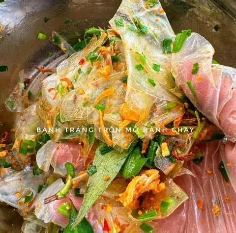 Hình ảnh Bánh tráng trộn sate mỡ hành chay