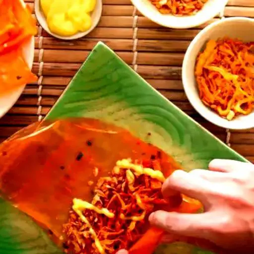 Hình ảnh Bánh tráng cuốn bơ - khô gà