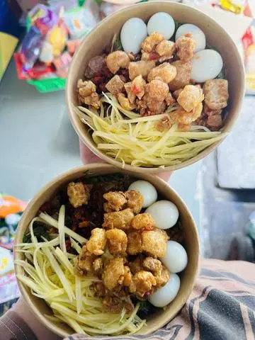 Hình ảnh Bánh tráng trộn phơi sương tỏi mỡ hành vụn bò cay( đặc biệt)