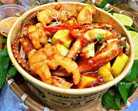 Hình ảnh Chân gà mix râu mực - phần lớn 