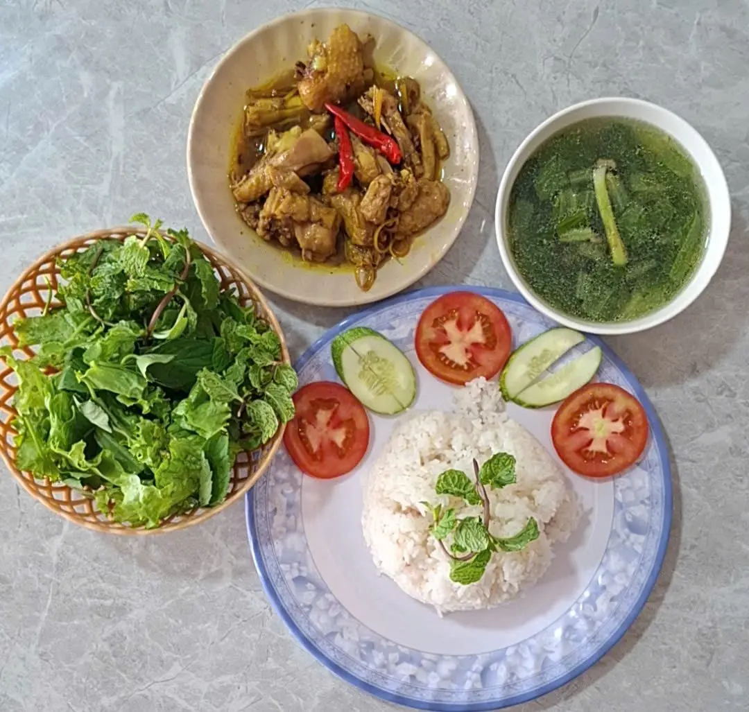Hình ảnh Cơm gà ta kho sả