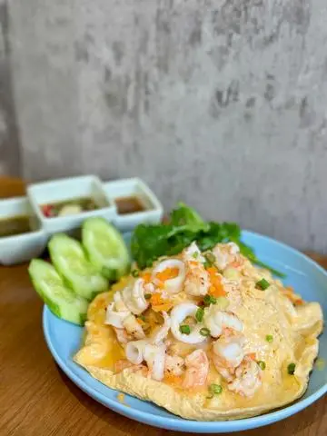 Hình ảnh cơm chiên hải sản phủ trứng
