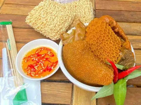 Hình ảnh Phá Lấu Bò Lớn + 1 Vắt Rưỡi Mì