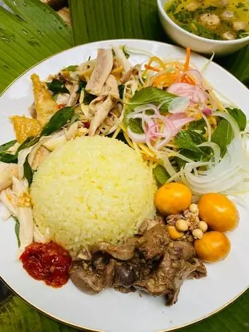 Hình ảnh Cơm thập cẩm (Lòng, Gà xé, Trứng non)