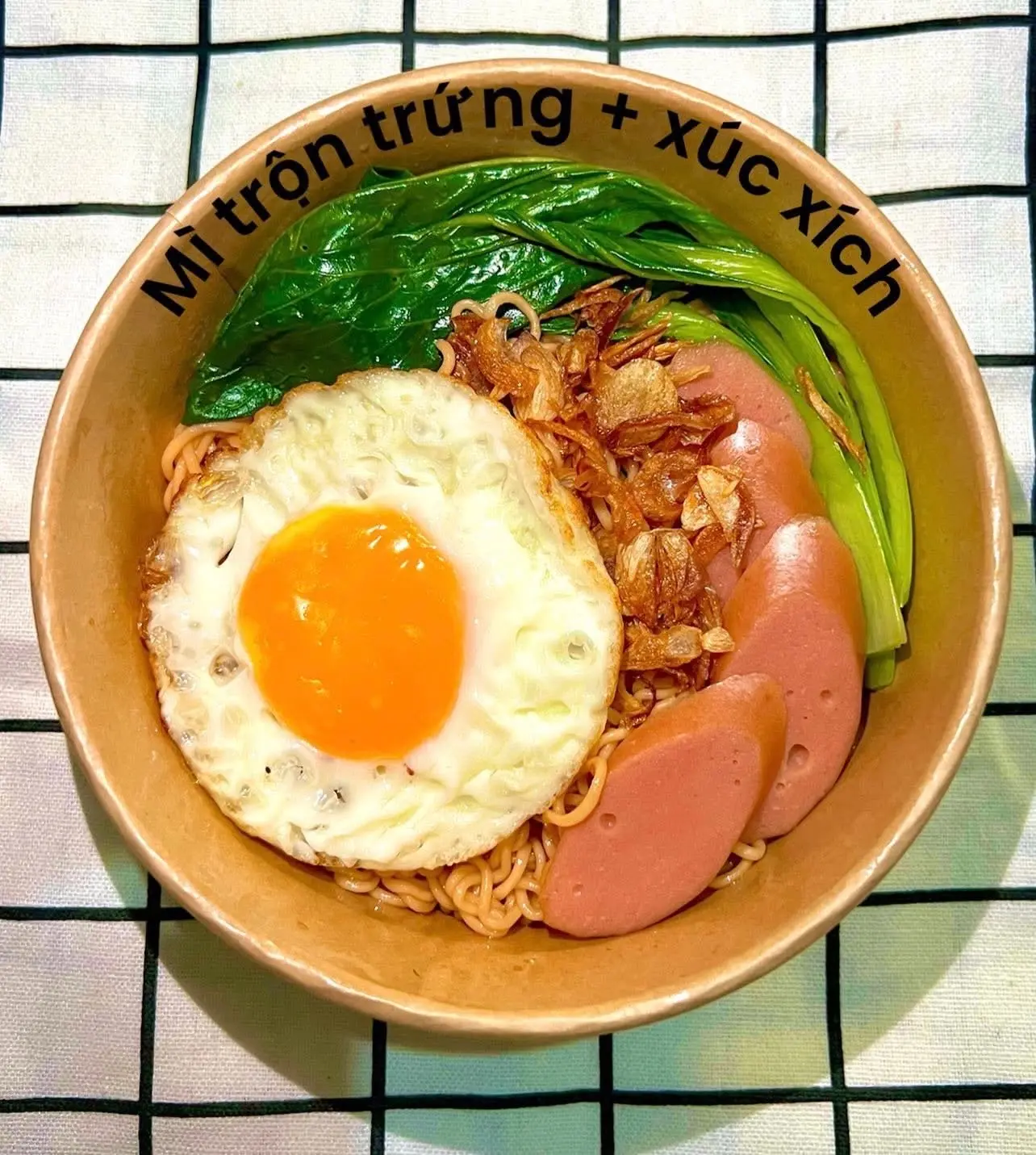 Hình ảnh Mì trộn trứng + xúc xích