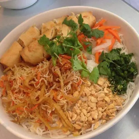 Hình ảnh BÚN BÌ CHẢ GIÒ ĐẶC BIỆT ( THÊM 2 HOÀNH THÁNH CHIÊN )