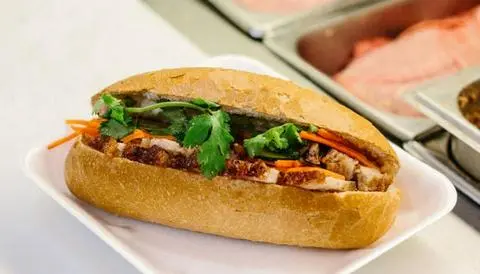Hình ảnh bánh mì heo quay 