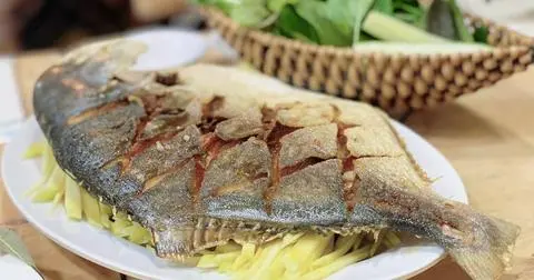 Hình ảnh Cơm cá chim chiên giòn gỏi xoài