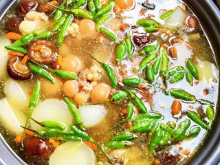 Hình ảnh Gà ta tiềm ớt hiểm 