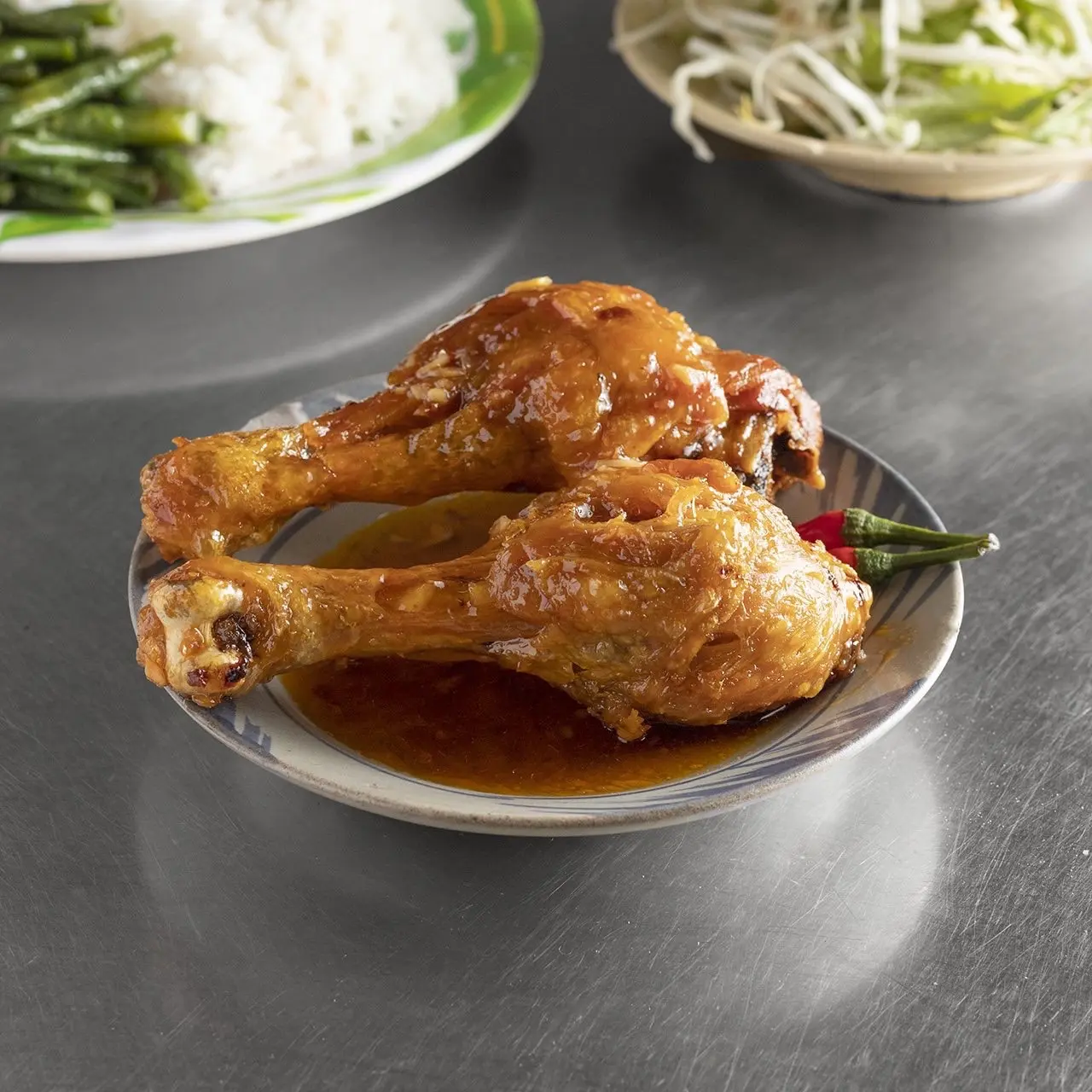 Hình ảnh Cơm đùi gà chiên nước mắm