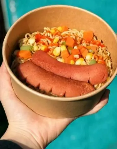 Hình ảnh mì trộn xúc xích.rau củ 
