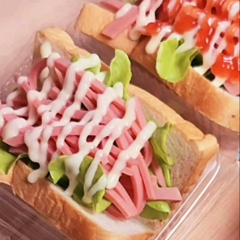 Hình ảnh 1 miếng sandwich xúc xích xà lách 