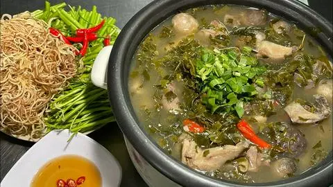 Hình ảnh Lẩu Gà Nấu Lá Giang 1