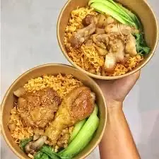 Hình ảnh Mì trộn đùi gà giòn mắm tỏi ( không trứng)
