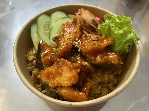 Hình ảnh Cơm Chiên  Tomjum Cá Hồi Giòn
