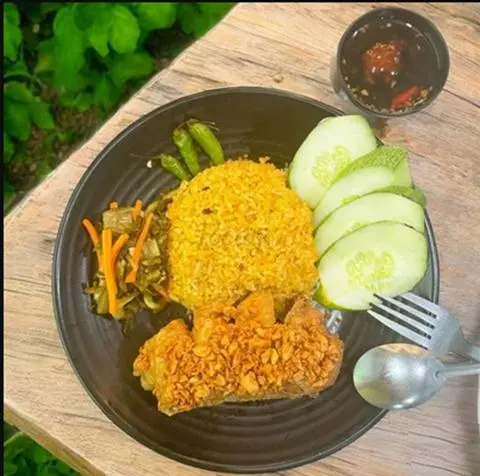 Hình ảnh Cơm chiên Dương Châu gà mắm tỏi - má đùi