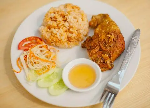 Hình ảnh Combo Cơm Chiên Gà Mắm Tỏi và Ly Coca