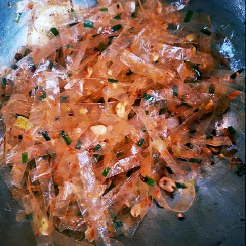 Hình ảnh bánh tráng sate cay xé lưỡi 