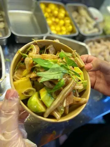 Hình ảnh Chân gà Trứng non Tai heo sốt thái size trung