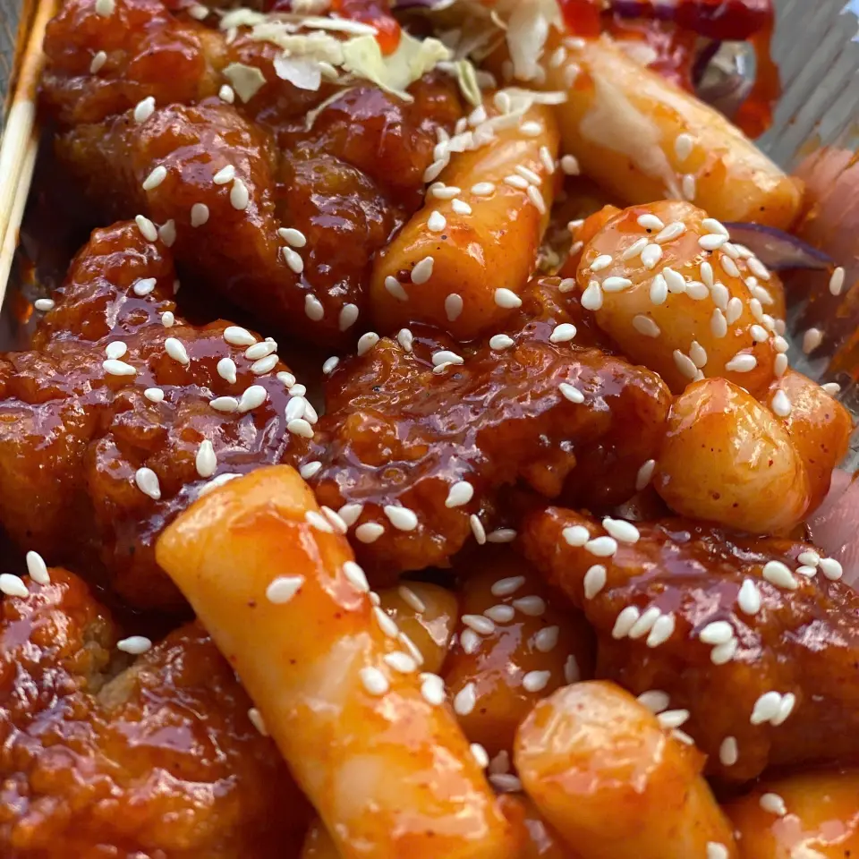 Hình ảnh Gà Rán Tokbokki Sốt Chua Ngọt 