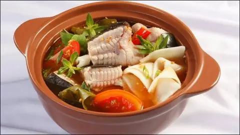 Hình ảnh lẩu cá đuôi nấu măng chua 