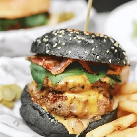 Hình ảnh Burger Bò Trứng Phô Mai Than Tre