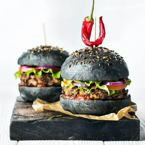 Hình ảnh Burger Bò Trứng Than Tre