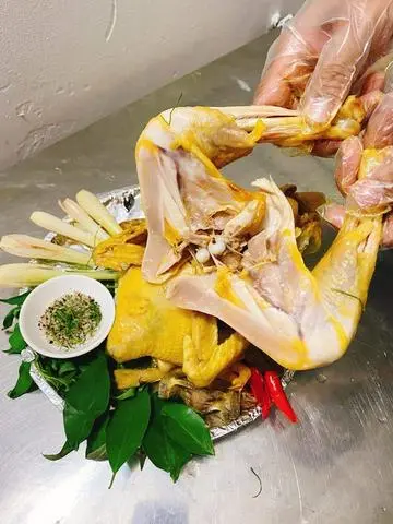 Hình ảnh Nguyên Con Gà Hấp Muối Lá Chanh( không chặt kèm 2 bao tay)