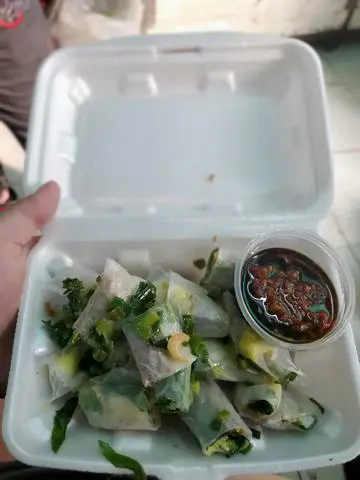 Hình ảnh Dẻo cuốn bơ sate chấm mắm me