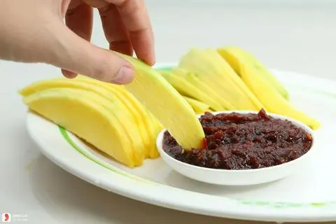 Hình ảnh Xoài Sống Chấm Mắm Ruốc (Ớt Tươi/ Xoài Chua)