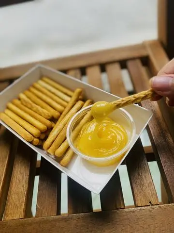 Hình ảnh Bánh que bơ+ chấm sốt bơ tươiq