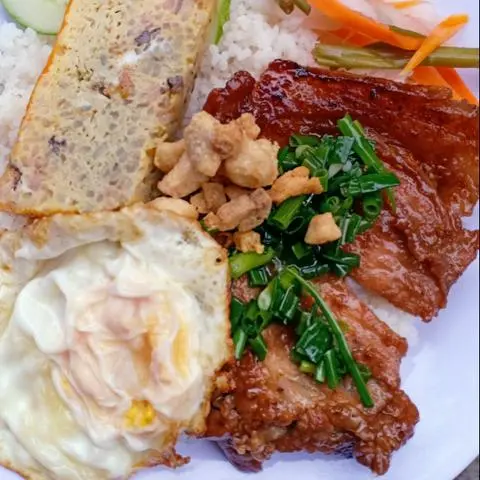 Hình ảnh Cơm Sườn chả ốp la