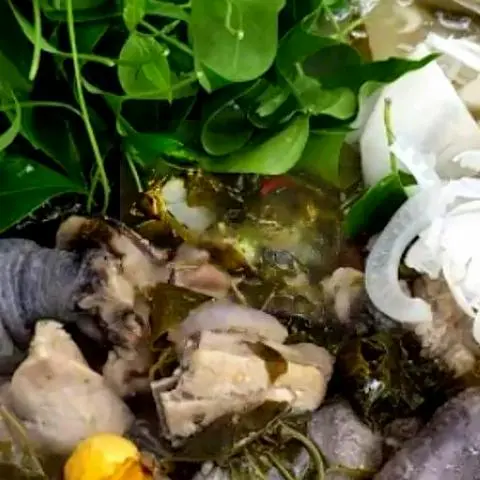 Hình ảnh Gà ác nấu lẩu lá giang