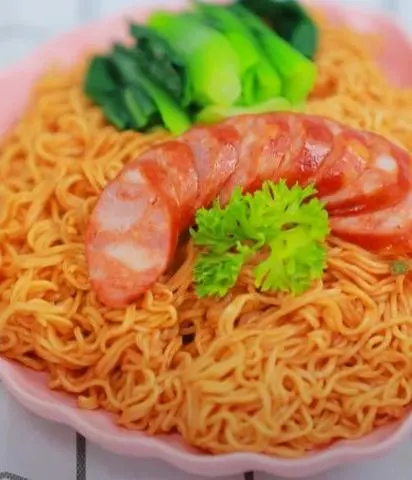 Hình ảnh Mì gói xào xúc xích