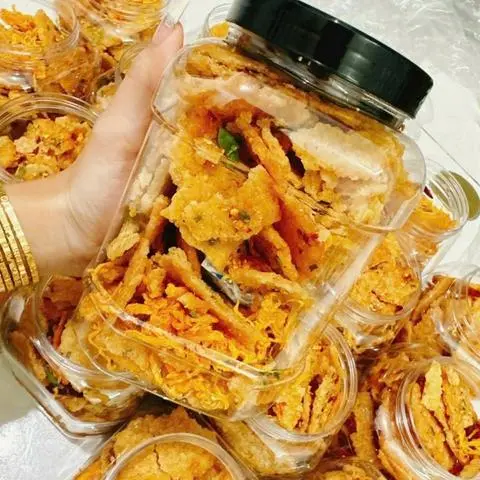 Hình ảnh có một 2  hộp  cơm  cháy khô gà hộp 500gr