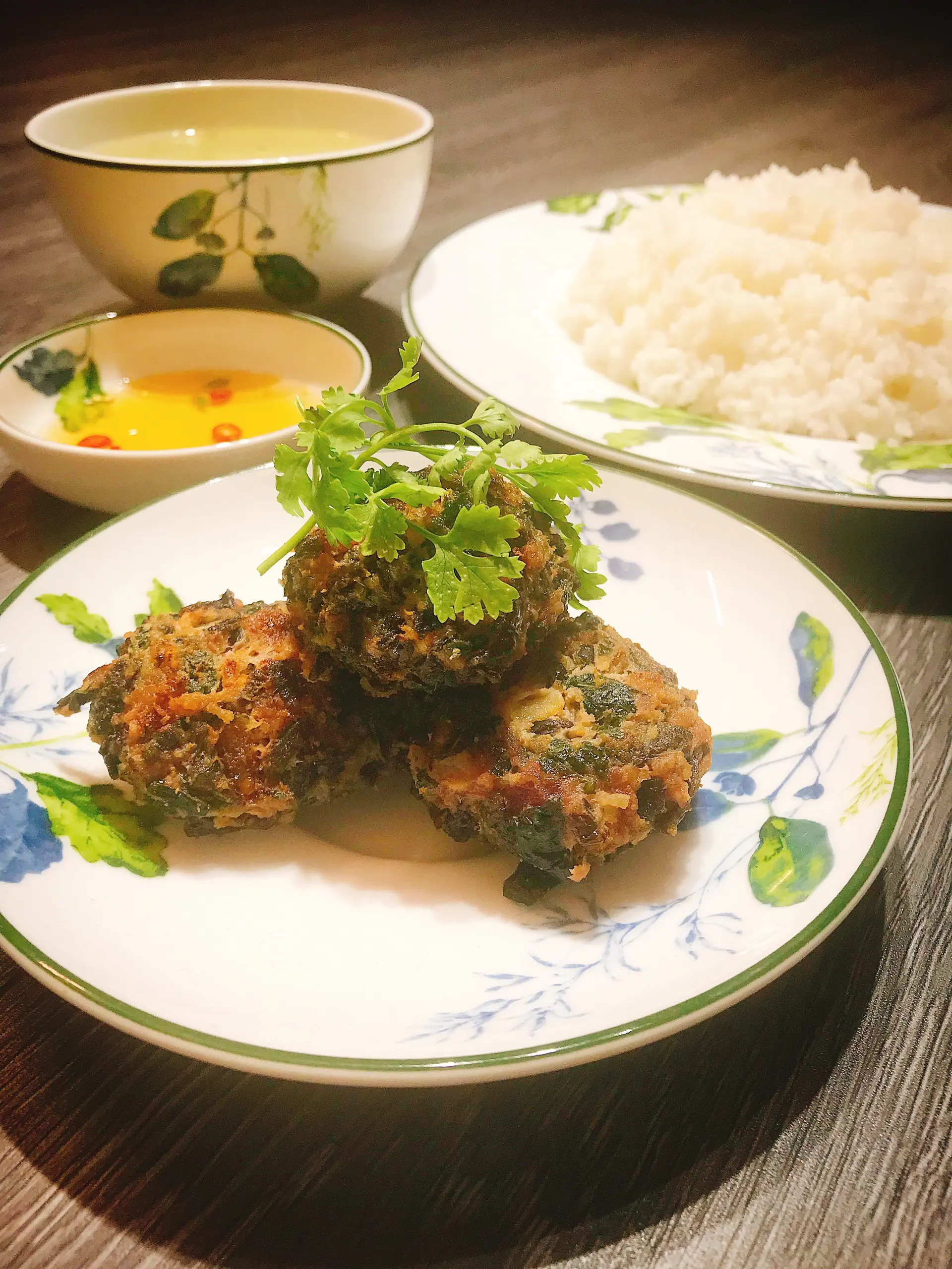 Hình ảnh Cơm thịt bằm chiên lá lốt + Canh