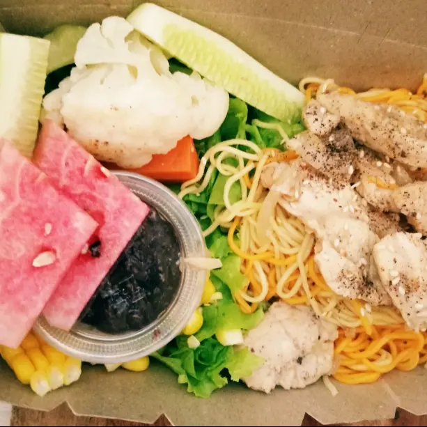 Hình ảnh Mì rau củ Ức gà + Rau củ mix