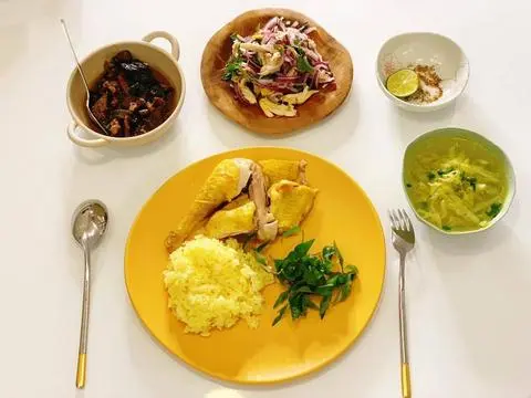 Hình ảnh combo cơm, canh,gà 1/4 hấp muối 