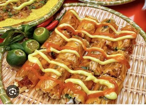 Hình ảnh Bánh tráng cuốn chấm sốt me